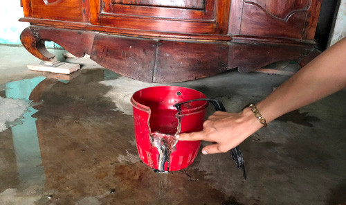Kể cả chiếc xô chứa đầy nước của nhà chị Thắm cũng bất ngờ bốc cháy đầy bí ẩn.