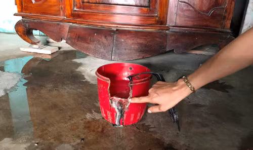 Kể cả chiếc xô chứa đầy nước của nhà chị Thắm cũng bất ngờ bốc cháy đầy bí ẩn.