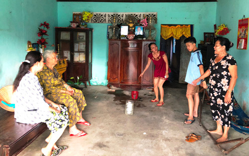 Những người hàng xóm có mặt tại nhà ông An đã trực tiếp chứng kiến quần áo đang treo trong nhà bất ngờ bốc cháy dữ dội.