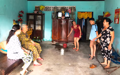 Những người hàng xóm có mặt tại nhà ông An đã trực tiếp chứng kiến quần áo đang treo trong nhà bất ngờ bốc cháy dữ dội.