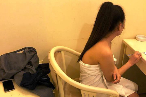 Cảnh sát bắt quả tang đôi nam nữ mua bán dâm. Cô gái thừa nhận là tiếp viên của nhà hàng “Một Trăm Mười”