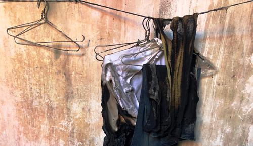 Quần áo treo trong nhà ông An bị cháy vào chiều 25/5.