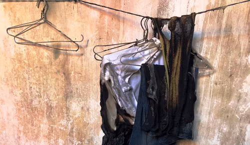 Quần áo treo trong nhà ông An bị cháy vào chiều 25/5.