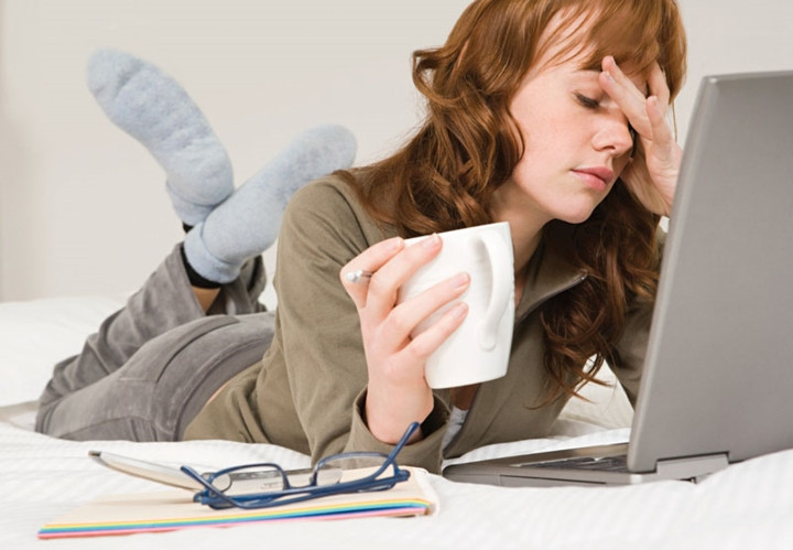 Căng thẳng: Căng thẳng và mệt mỏi do làm việc quá sức ban ngày đôi khi có thể dẫn tới cơn sốt về đêm. Lắng nghe cơ thể của bạn và đừng quá vắt kiệt sức mình vì nếu bạn làm như vậy, chắc chắn cơ thể bạn sẽ không thể vực dậy được