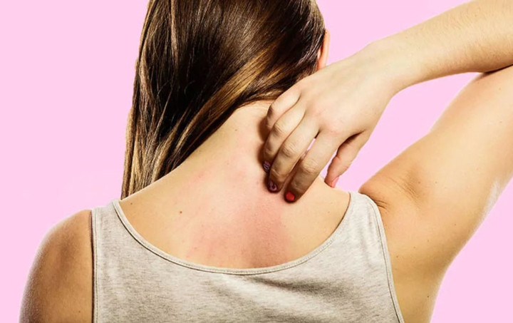 Dị ứng: Một trong những lý do gây sốt vào ban đêm có thể là phản ứng dị ứng gây ra do một loại thuốc nào đó. Dị ứng có thể gây sốt ban đêm cũng như đỏ, sưng. Nếu tình trạng trở nên xấu đi, cần có sự hỗ trợ của bác sĩ