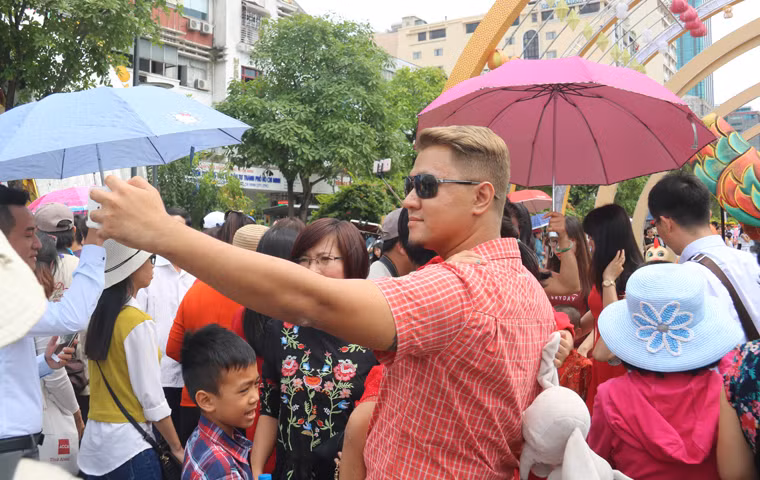 Du khách quốc tế cũng tỏ ra thích thú khi dạo chơi trên đường hoa Tết ở TP HCM.