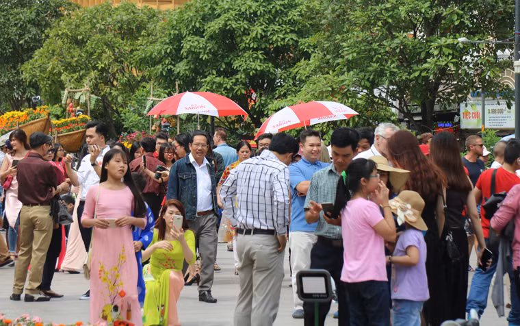 Nhiều vị trí bóng mát tại đường hoa được chọn là nơi nghỉ chân của du khách.