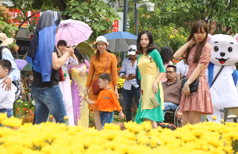 Dù vậy nhưng suốt giữa trưa đến tận xế chiều, đường hoa vẫn tấp nập du khách.