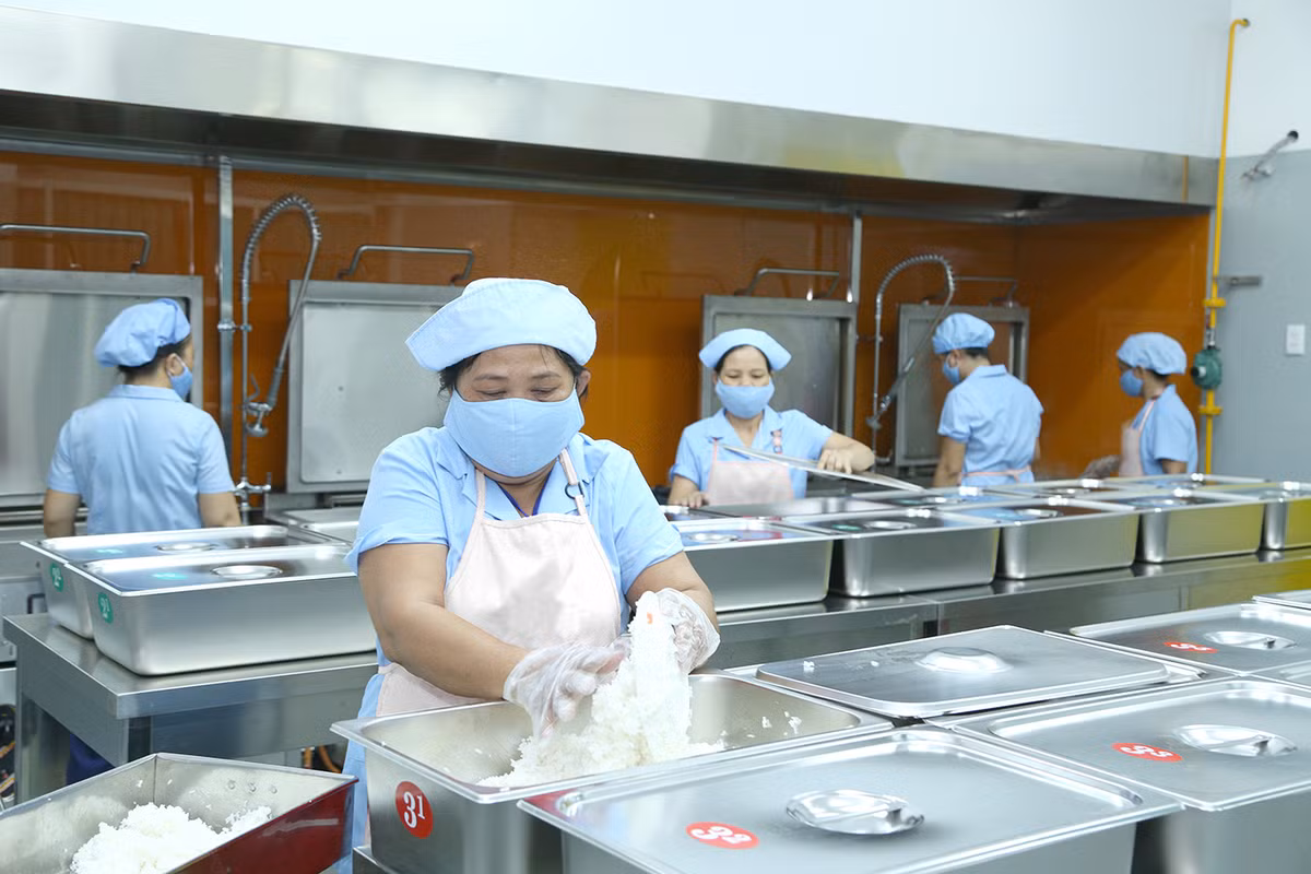 Mô hình bếp ăn mẫu đầu tiên tại Việt Nam được công ty Ajinomoto xây dựng tại trường tiểu học Trưng Trắc (TP.HCM) vào năm 2014.