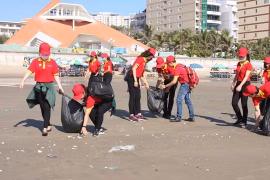 CBNV VinMart+ dọn vệ sinh bãi biển Vũng Tàu