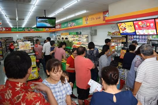 Khách mua sắm đông đúc tại VinMart+ trong ngày khai trương