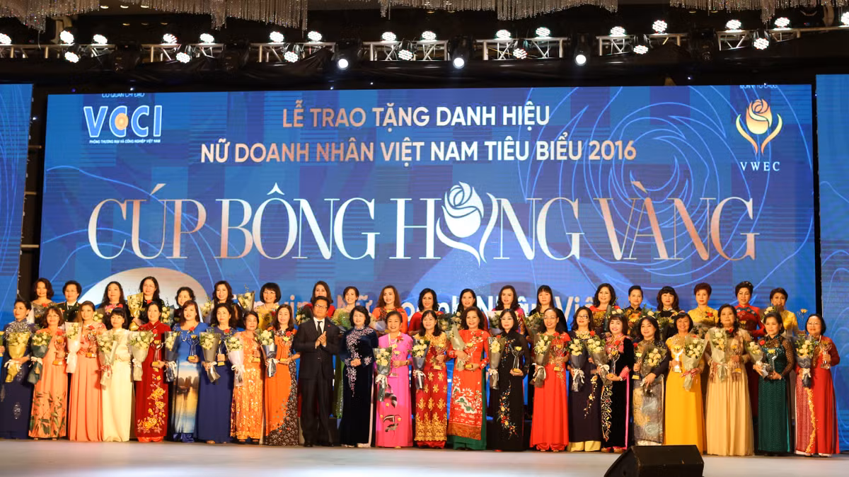 Cup Bong hong Vang ton vinh 100 nu doanh nhan Viet Nam tieu bieu-Hinh-2