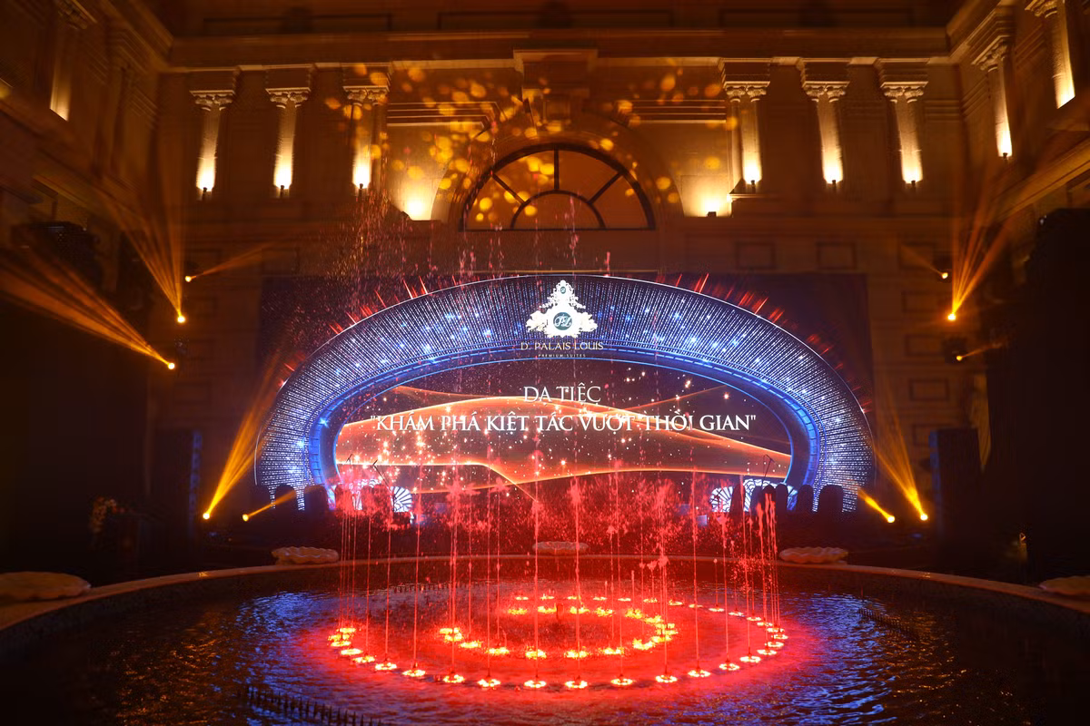 Tan Hoang Minh ra mat kiet tac vuot thoi gian D’. Palais Louis-Hinh-2