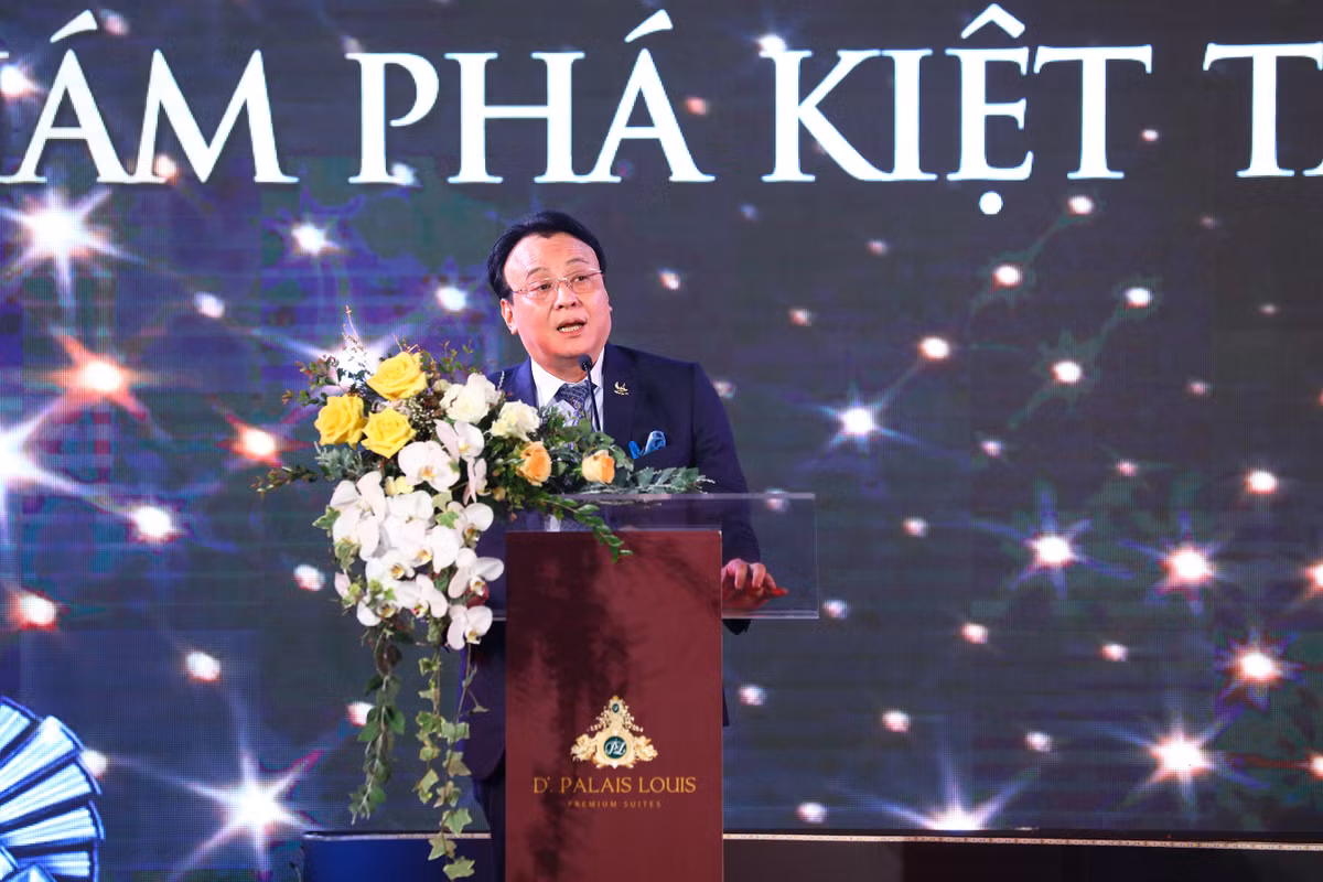 Tan Hoang Minh ra mat kiet tac vuot thoi gian D’. Palais Louis-Hinh-3