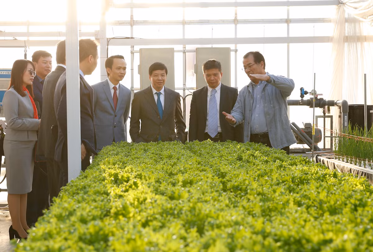 Ông Masayuki Iwai, Chủ tịch của Farmdo giới thiệu các công nghệ cao của nông nghiệp Nhật Bản.