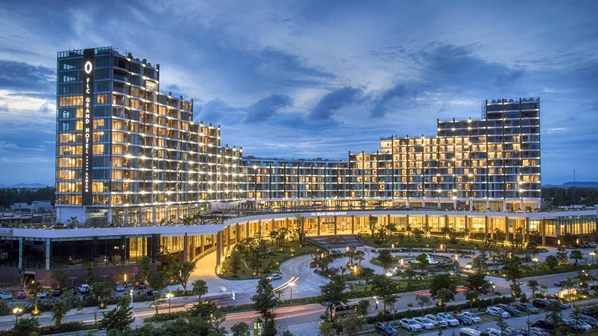 FLC Grand Hotel Sam Son có thiết kế cong nhẹ hình cánh cung, uốn mình bên hồ nước rộng 40.000 m2 rợp bóng cây.