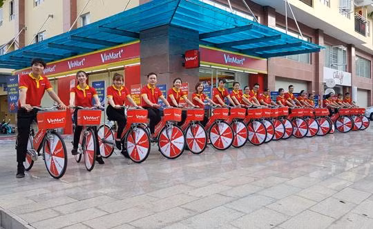 Đoàn roadshow chuyên nghiệp của VinMart+ thu hút sự chú ý người dân và du khách