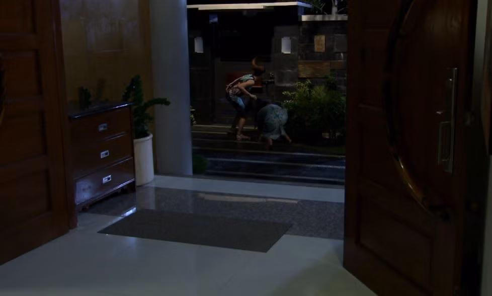 Angela bị Claire lôi ra ngoài đường giữa nửa đêm.