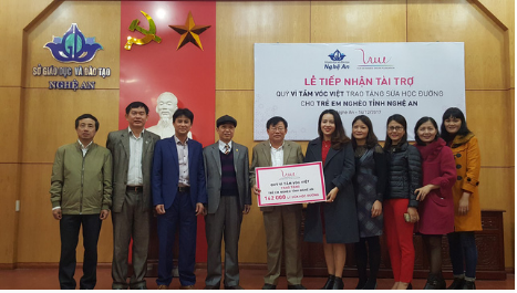 Bà Trần Thị Như Trang – Giám đốc Quỹ Vì Tầm Vóc Việt và Đại diện lãnh đạo Sở GD&ĐT tỉnh Nghệ An tại Lễ tiệp nhận trao tặng Sữa học đường tại Nghệ An