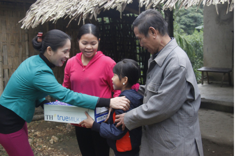 Em Hà Thị Việt Yến và gia đình hạnh phúc khi đón đoàn của Quỹ Vì Tầm Vóc Việt tới thăm và cho biết em sẽ nhận được hỗ trợ uống Sữa học đường miễn phí