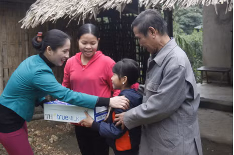 Em Hà Thị Việt Yến và gia đình hạnh phúc khi đón đoàn của Quỹ Vì Tầm Vóc Việt tới thăm và cho biết em sẽ nhận được hỗ trợ uống Sữa học đường miễn phí