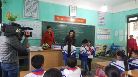 Bà Trần Thị Như Trang - Giám đốc Quỹ Vì Tầm Vóc Việt tặng Sữa học đường cho các em học sinh Lớp 4D trường Tiểu học Thị trấn Quỳ Hợp, tỉnh Nghệ An