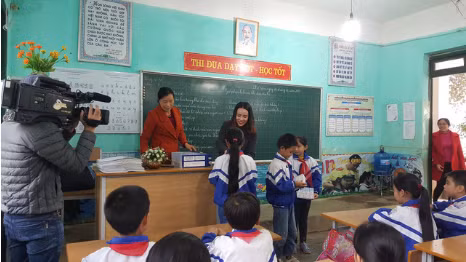 Bà Trần Thị Như Trang - Giám đốc Quỹ Vì Tầm Vóc Việt tặng Sữa học đường cho các em học sinh Lớp 4D trường Tiểu học Thị trấn Quỳ Hợp, tỉnh Nghệ An