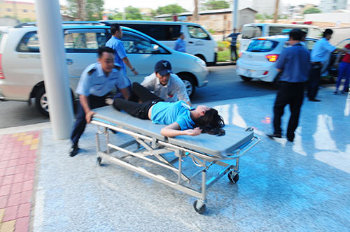 Gan 100 cong nhan ngat xiu vi hit phai khi la-Hinh-2