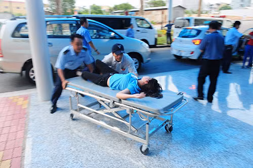 Gan 100 cong nhan ngat xiu vi hit phai khi la-Hinh-2