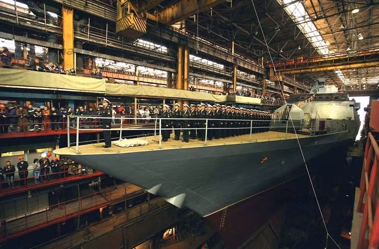 Khung thân sắp hoàn thiện của chiếc tàu hộ vệ Sovershennyy cùng thủy thủ đoàn của nó đang được hệ thống đường ray đưa ra ụ nổi.