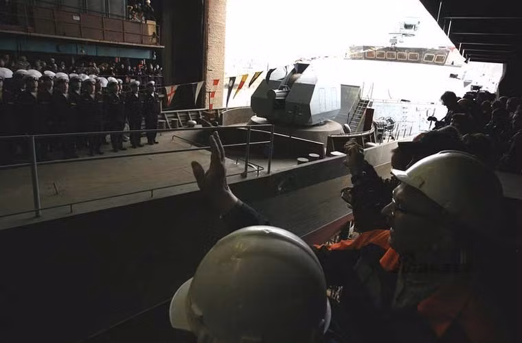 Tháp pháo A-190 đã được lắp đặt nhưng chưa có nòng pháo 100mm.