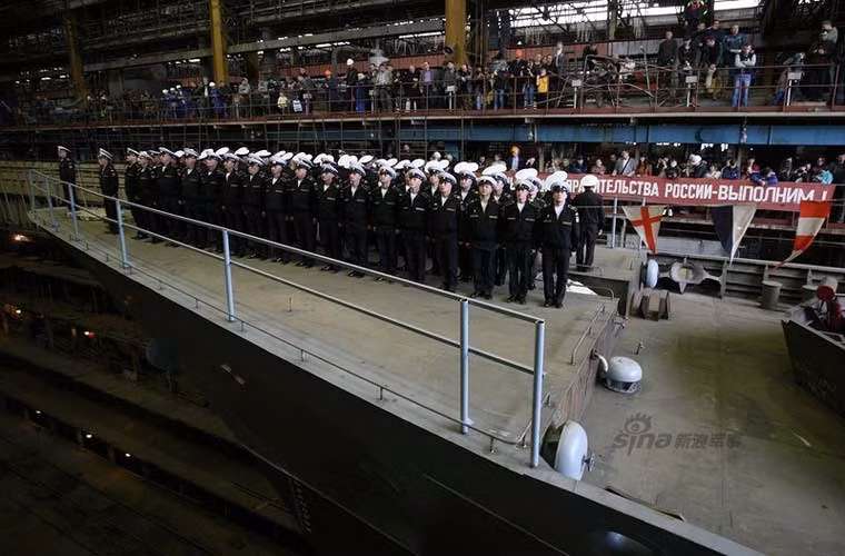 Sĩ quan – thủy thủ tàu chiến mới tinh của Hải quân Nga đứng nghiêm trong giờ khắc thiêng liêng với con tàu của họ.