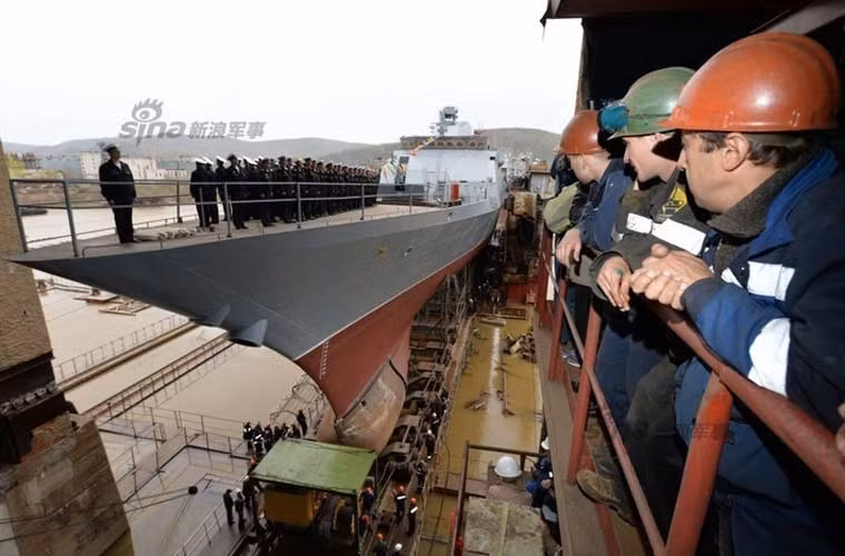 Tàu hộ vệ Project 20380 có lượng giãn nước toàn tải 2.100 tấn, dài 104,5m, rộng 11,1m, mớn nước 3,7m. Đây là một trong những lớp tàu hộ vệ hiện đại nhất của Hải quân Nga.