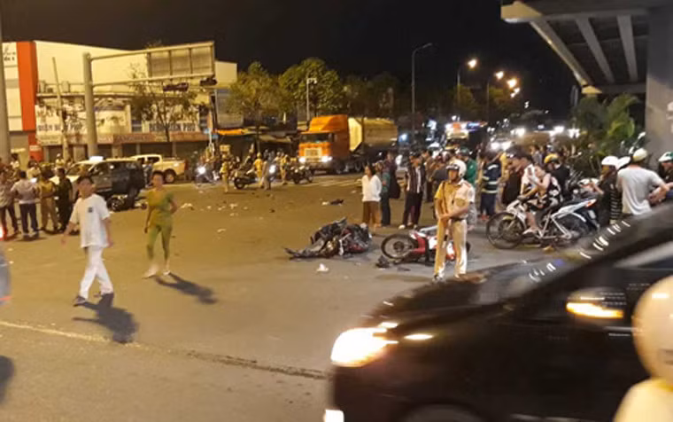 Theo ghi nhận, xe ôtô BMW do một phụ nữ cầm lái có biểu hiện say xỉn chạy trên đường Điện Biên Phủ, hướng từ cầu Điện Biên Phủ đến cầu Sài Gòn. Khi đến ngã tư Hàng Xanh, do không làm chủ được tốc độ, chiếc BMW đã tông thẳng vào hàng loạt xe máy đang dừng chờ đèn đỏ phía trước.