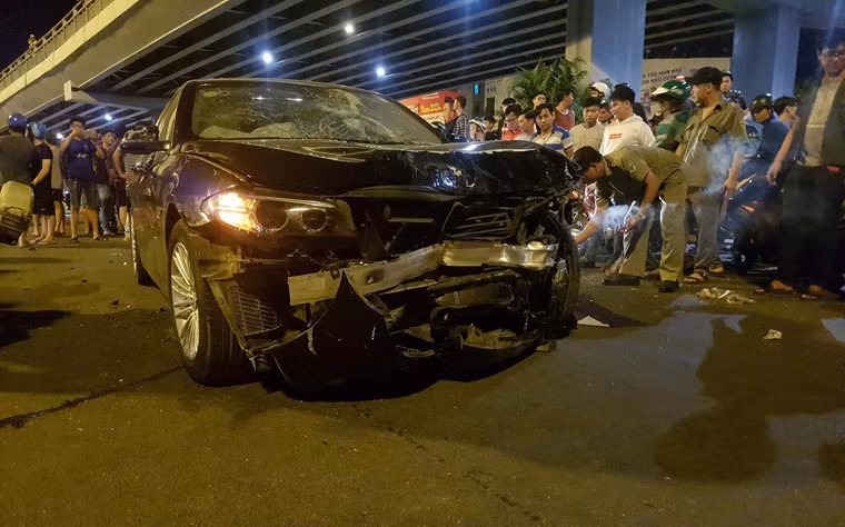 Vụ tai nạn làm một người chết tại chỗ, nhiều người bị thương phải đi cấp cứu tại bệnh viện.