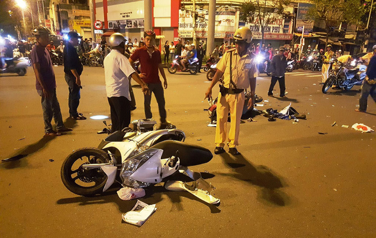 Lực lượng Cảnh sát giao thông, Công an phường đã có mặt kịp thời bảo vệ hiện trường, cùng người dân tổ chức sơ cấp cứu nạn nhân.