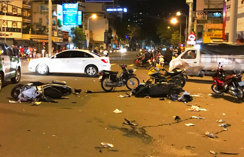 Nan nhan am anh giay phut BMW gay tai nan kinh hoang-Hinh-2