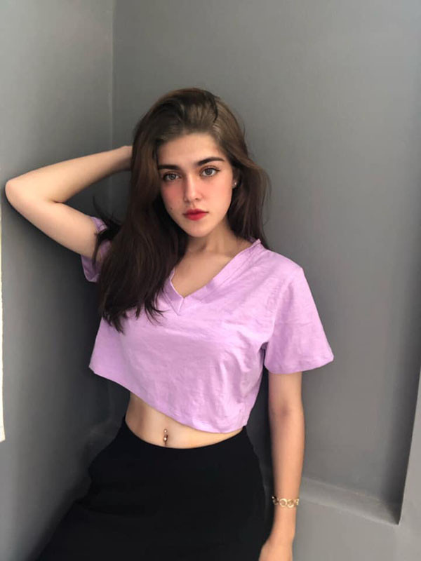 Nếu như áo 2 dây giúp bạn khoe được bờ vai thon và vòng 1 quyến rũ thì những chiếc áo croptop lại giúp bạn khoe được vòng eo con kiến một cách dễ dàng nhất. Thúy Anh thường kết hợp những chiếc áo croptop đơn sắc với chân váy ngắn xếp li hoặc quần jean…