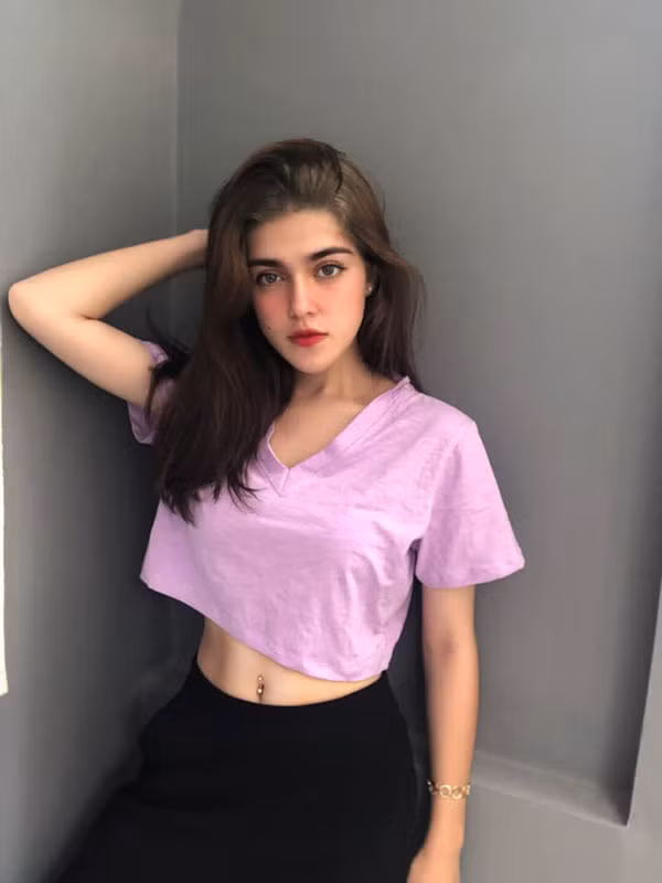 Nếu như áo 2 dây giúp bạn khoe được bờ vai thon và vòng 1 quyến rũ thì những chiếc áo croptop lại giúp bạn khoe được vòng eo con kiến một cách dễ dàng nhất. Thúy Anh thường kết hợp những chiếc áo croptop đơn sắc với chân váy ngắn xếp li hoặc quần jean…