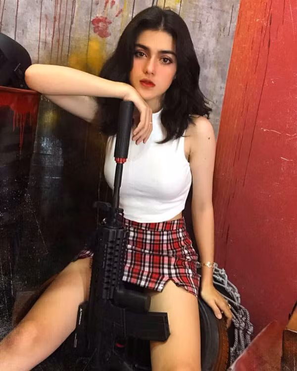 Chân váy ngắn sẽ hô biến vẻ ngoài của bạn thêm trẻ trung, tươi mới. Item này cũng là vũ khí cải thiện vóc dáng tuyệt vời, đặc biệt hữu ích cho những cô nàng có chiều cao khiêm tốn. Với chân váy ngắn, bạn có thể kết hợp với nhiều kiểu áo khác nhau từ áo 2 dây, áo croptop cho đến áo bánh bèo… Và mix với những đôi boots thấp cổ hoặc boots cao cổ sẽ khiến bạn trở nên vô cùng sành điệu, sang chảnh tột bậc.