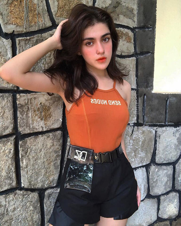 Trong bộ sưu tập của những cô nàng cá tính, năng động và sành điệu thì quần ngắn 5 cm luôn là ưu tiên hàng đầu. Bởi đặc điểm là tiện lợi, dễ dàng giúp người mặc khoe được đôi chân và khiến bạn ăn gian chiều cao. Chân váy ngắn, chân váy chữ A 