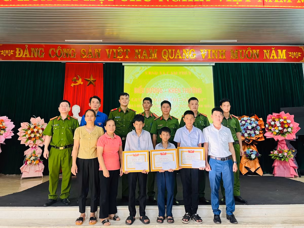 Quang Binh: Ba em hoc sinh nhat duoc vi tien tim nguoi tra lai-Hinh-2