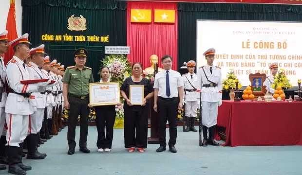 Truy tặng bằng tổ quốc ghi công cho liệt sĩ Trần Duy Hùng Truy tang bang to quoc ghi cong cho liet si Tran Duy Hung