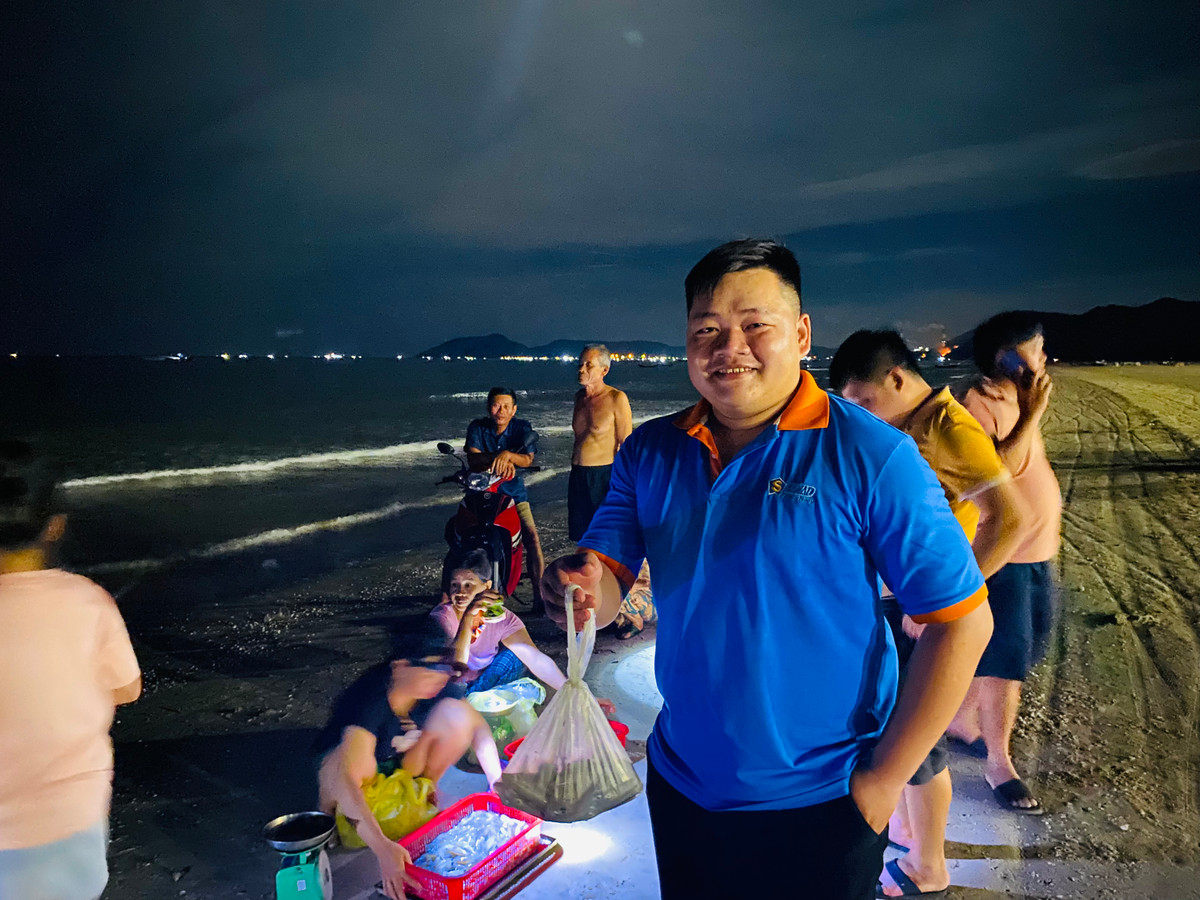 Anh Cao Trung Đức ở Quảng Bình cho biết, cứ có điều kiện là lại rủ bạn bè về bãi biển Kỳ Ninh chơi, đợi đêm khuya để săn mực nháy cập bờ. Sau đó sẽ cùng mọi người thưởng thức mực nháy ngay tại bãi biển.