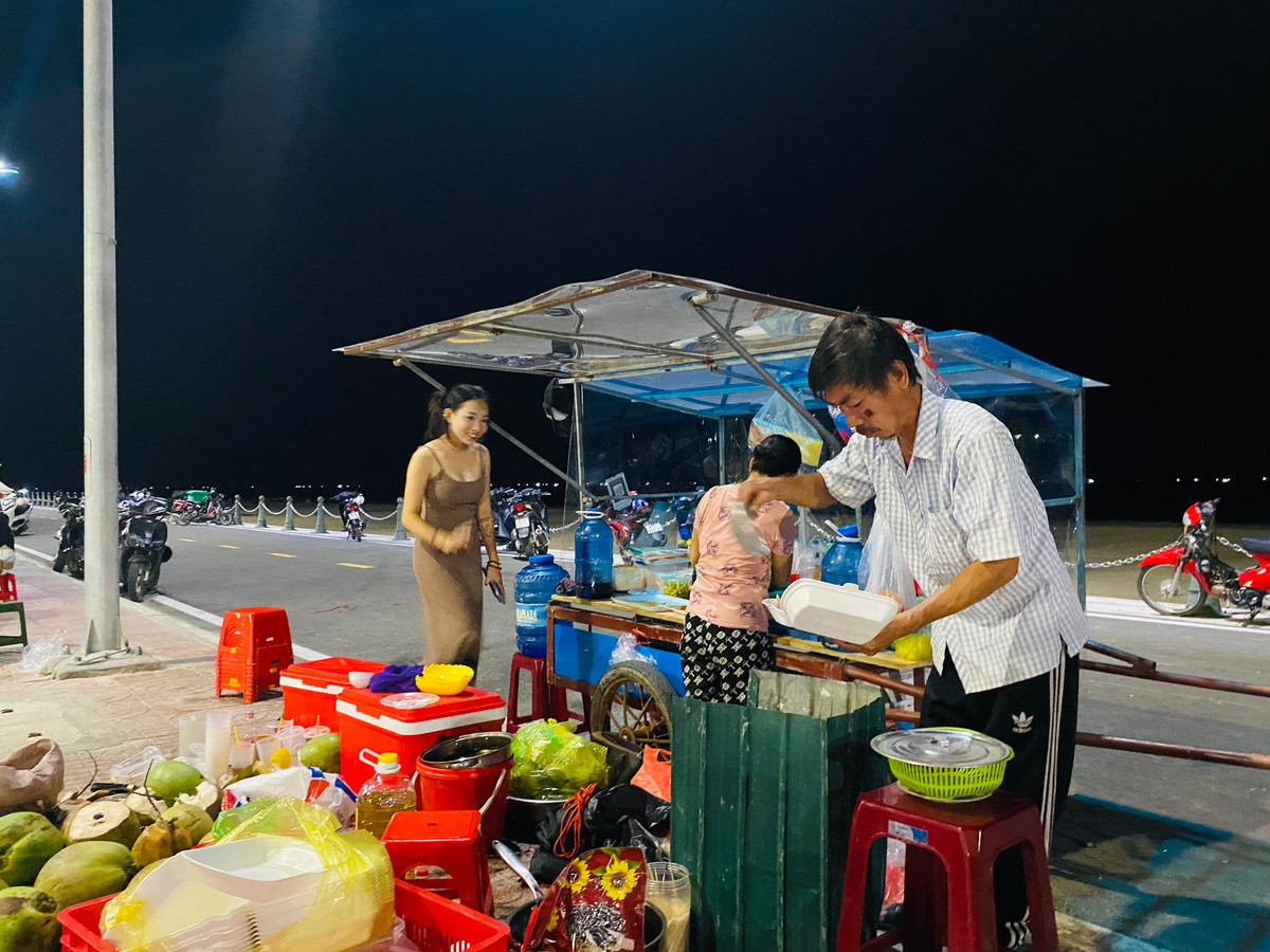 Nắm bắt nhu cầu của du khách, nhiều quán nước ở đây nhận luôn việc phục vụ chế biến mực nháy để thực khách thưởng thức ngay.