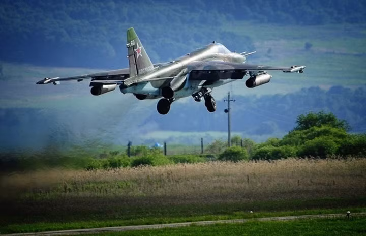 Chiến đấu cơ Su-25 được thiết kế để hỗ trợ cho các lực lượng trên bộ và đã được sử dụng suốt hơn 30 năm qua. Ảnh TASS