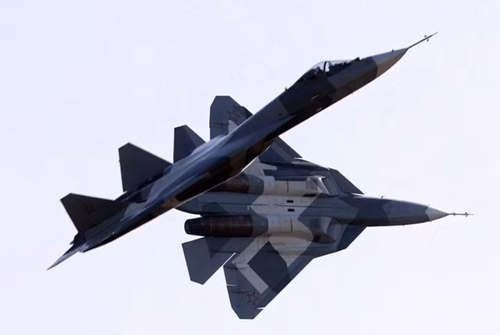 T-50 PAK FA là chiến đấu cơ thế hệ thứ 5 do hãng Sukhoi chế tạo và là máy bay đầu tiên của Không quân Nga có khả năng tàng hình. Ảnh EPA