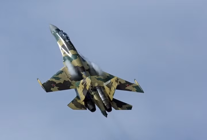 Su-35 là loại chiến đấu cơ đa nhiệm thế hệ thứ 4++ có một chỗ ngồi. Khi mới xuất hiện tại triển lãm Le Bourge năm 2013, chiến đấu cơ này được mệnh danh là “Kẻ chiếm lĩnh sân khấu” bởi mọi người thường ngừng mọi công việc chỉ để ngắm Su-35 tung cánh trên bầu trời. Ảnh TASS
