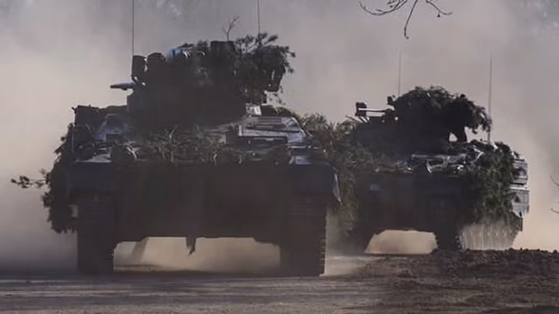 Theo ông, trong thời điểm thay quân, khoảng 150 binh sĩ Nga đã tiến vào phía sau của Lữ đoàn 95, chiếm đóng các vị trí quan trọng. Để giành lại các vị trí bị Nga chiếm giữ, chỉ huy Lữ đoàn 150 đã điều bốn xe bọc thép đến khu vực. Tuy nhiên, các xe này và binh sĩ trên xe đã gặp phải tổn thất nghiêm trọng khi cố gắng di chuyển qua khu vực mà quân Nga kiểm soát. Ảnh: Global Look Press.