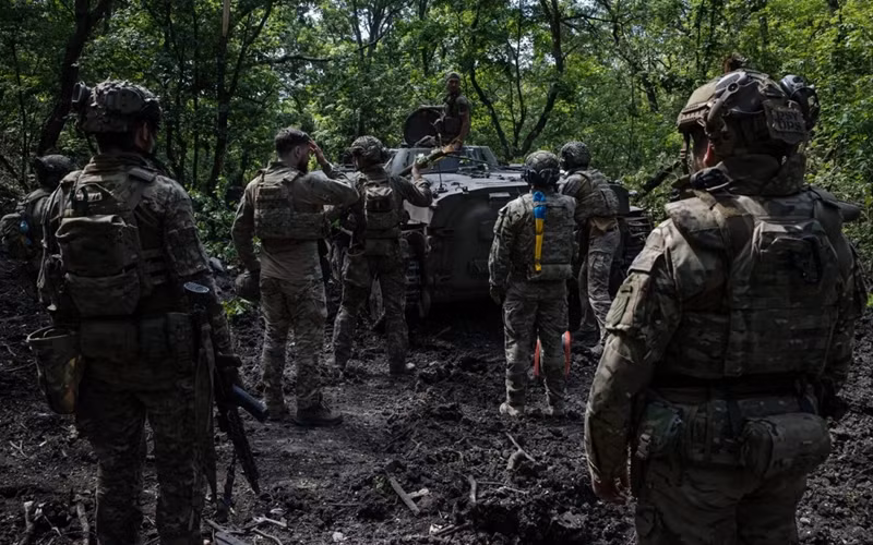 Đồng đội của Eldzhey cũng nói rằng anh đã nhiều lần quan sát thấy những người mặc quân phục NATO di chuyển trong khu rừng này. “Chúng tôi đã thấy họ chạy qua khu vực rừng trồng trong trang phục NATO. Ở đó, họ có các chiến hào, và các chuyên gia FPV của chúng tôi đang hoạt động ở khu vực đó”, quân nhân này nói. Ảnh: New York Times.